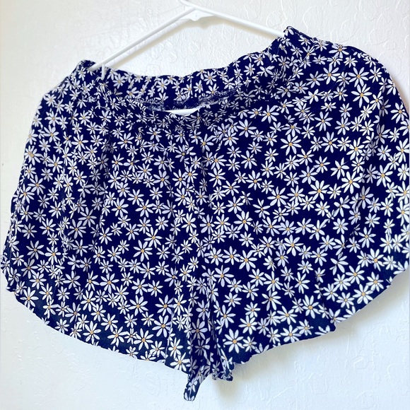 FOREVER21 FLORAL SHORTS - Picture 2 of 2